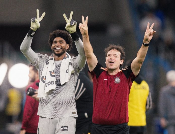 Corinthians reage, vira sobre o Grêmio em Porto Alegre e sobe na tabela do Brasileirão