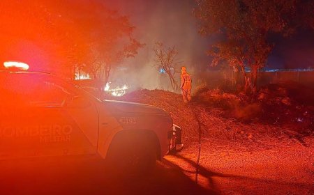 Corpo de Bombeiros controla incêndio em vegetação no Bairro Formosinha em Formosa