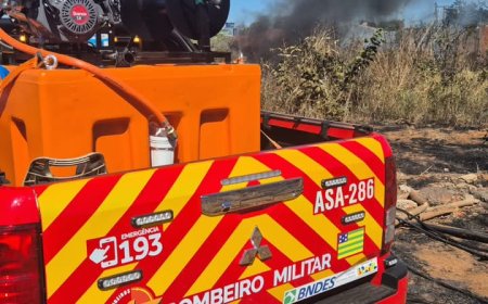 Corpo de Bombeiros combate incêndio em vegetação no Jardim Oliveira, em Formosa