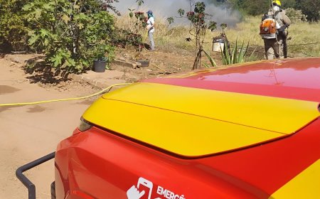 Corpo de Bombeiros combate incêndio em lote baldio no Setor Formosinha, em Formosa