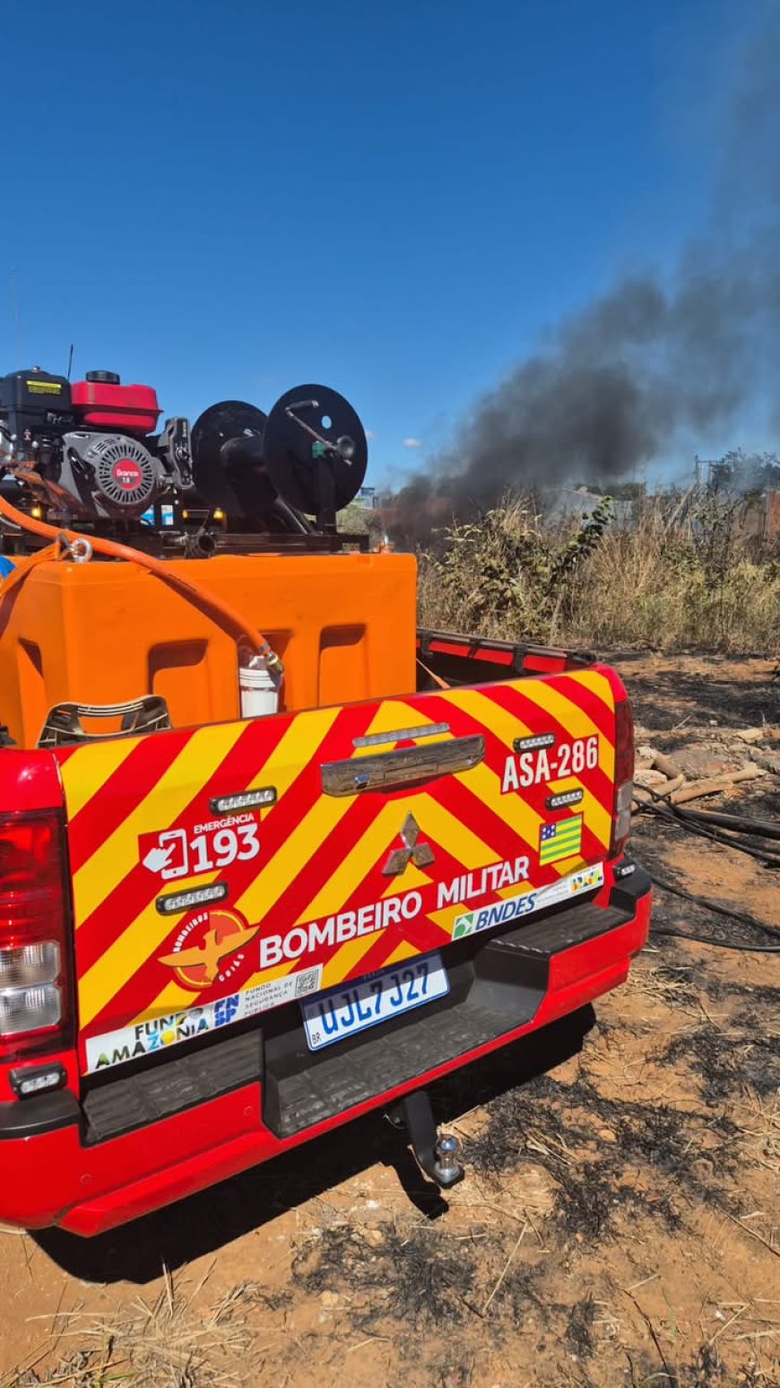 Corpo de Bombeiros combate incêndio em vegetação no Jardim Oliveira, em Formosa