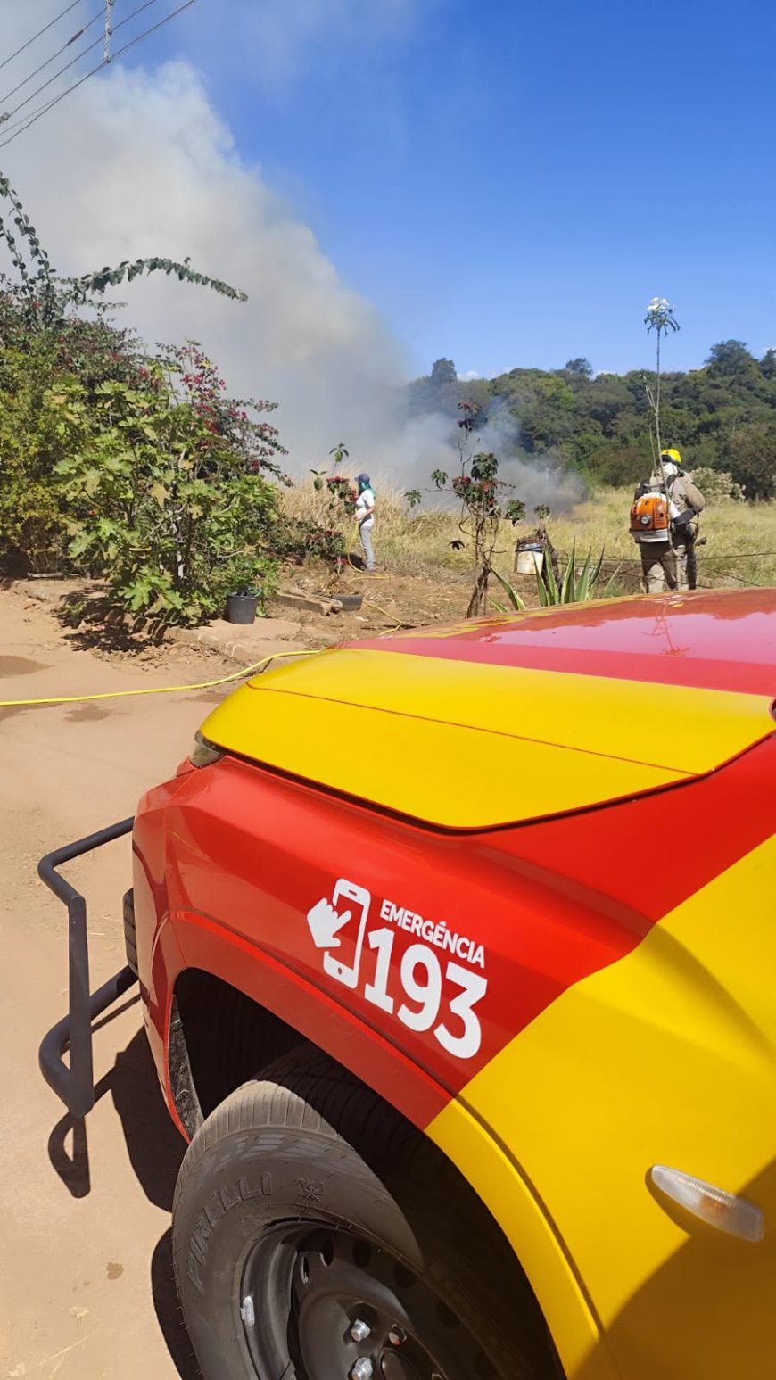 Corpo de Bombeiros combate incêndio em lote baldio no Setor Formosinha, em Formosa