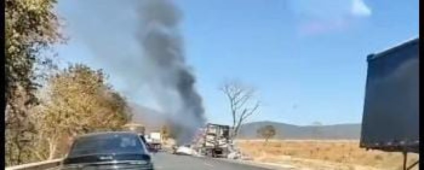 Carreta carregada de algodão é destruída por incêndio na BR-020, próximo ao Distrito do JK