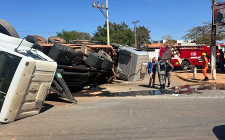 Caminhão tomba na Avenida Brasília, em Formosa