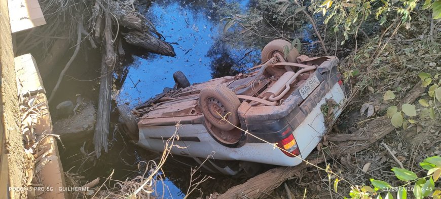 Carro cai de ponte em estrada rural de Formosa e dois idosos ficam feridos
