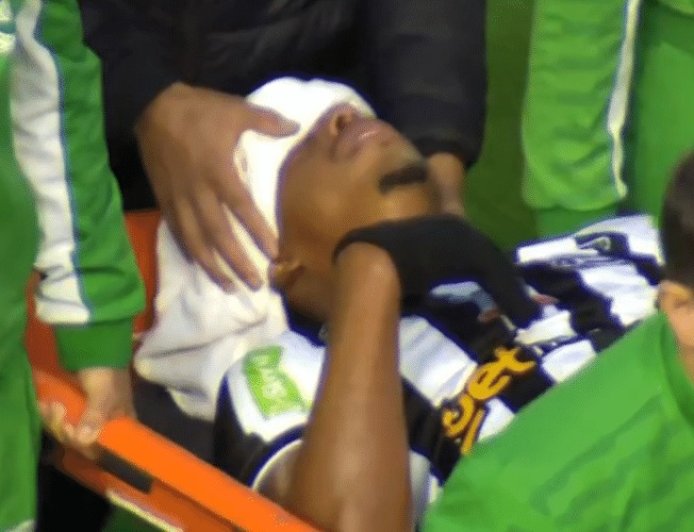 Atacante do Athletic sofre trauma cranioencefálico e deixa jogo de ambulância
