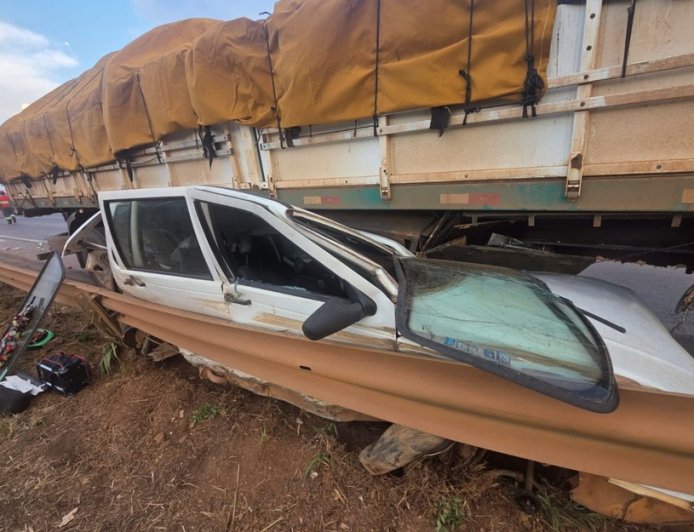 Fiat Uno fica prensado embaixo de caminhão na BR-060, em Goiás; ocupantes saem ilesos