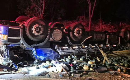 Motorista fica preso às ferragens após caminhão tombar na BR-020, em Formosa
