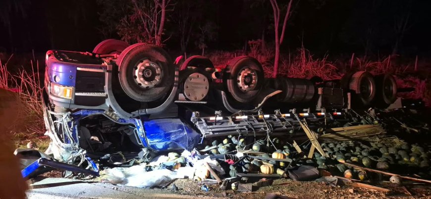 Motorista fica preso às ferragens após caminhão tombar na BR-020, em Formosa