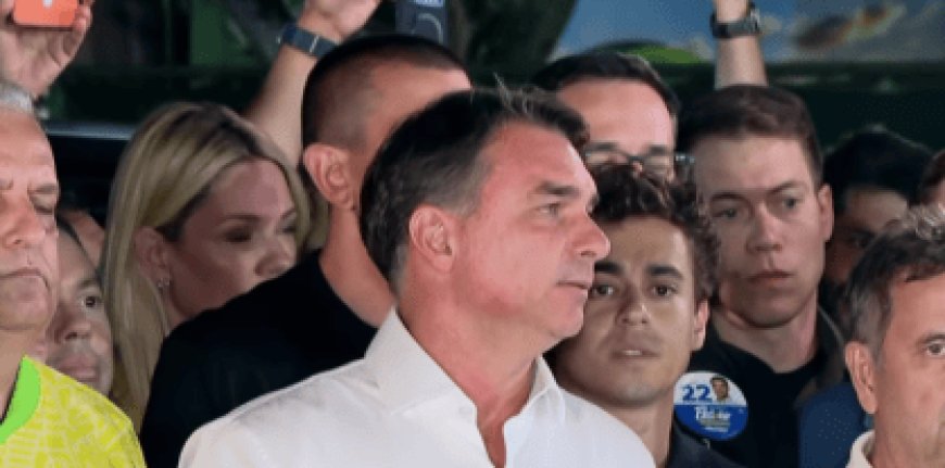 Flávio Bolsonaro anuncia pedido de anulação da eleição após derrota para Lula
